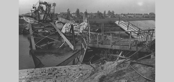 Door de Duitsers werd de brug in 1945 alsnog vernield